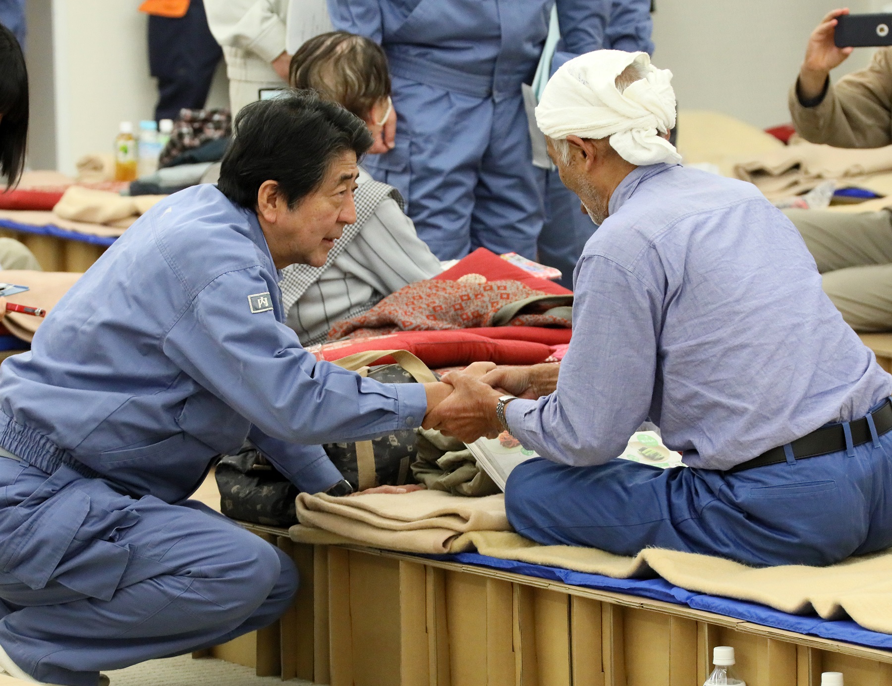 宮城県丸森町の避難所を視察する安倍総理３