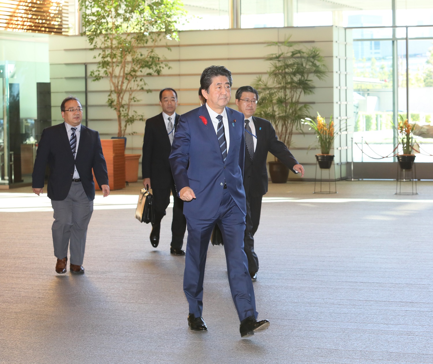 会議に臨む安倍総理