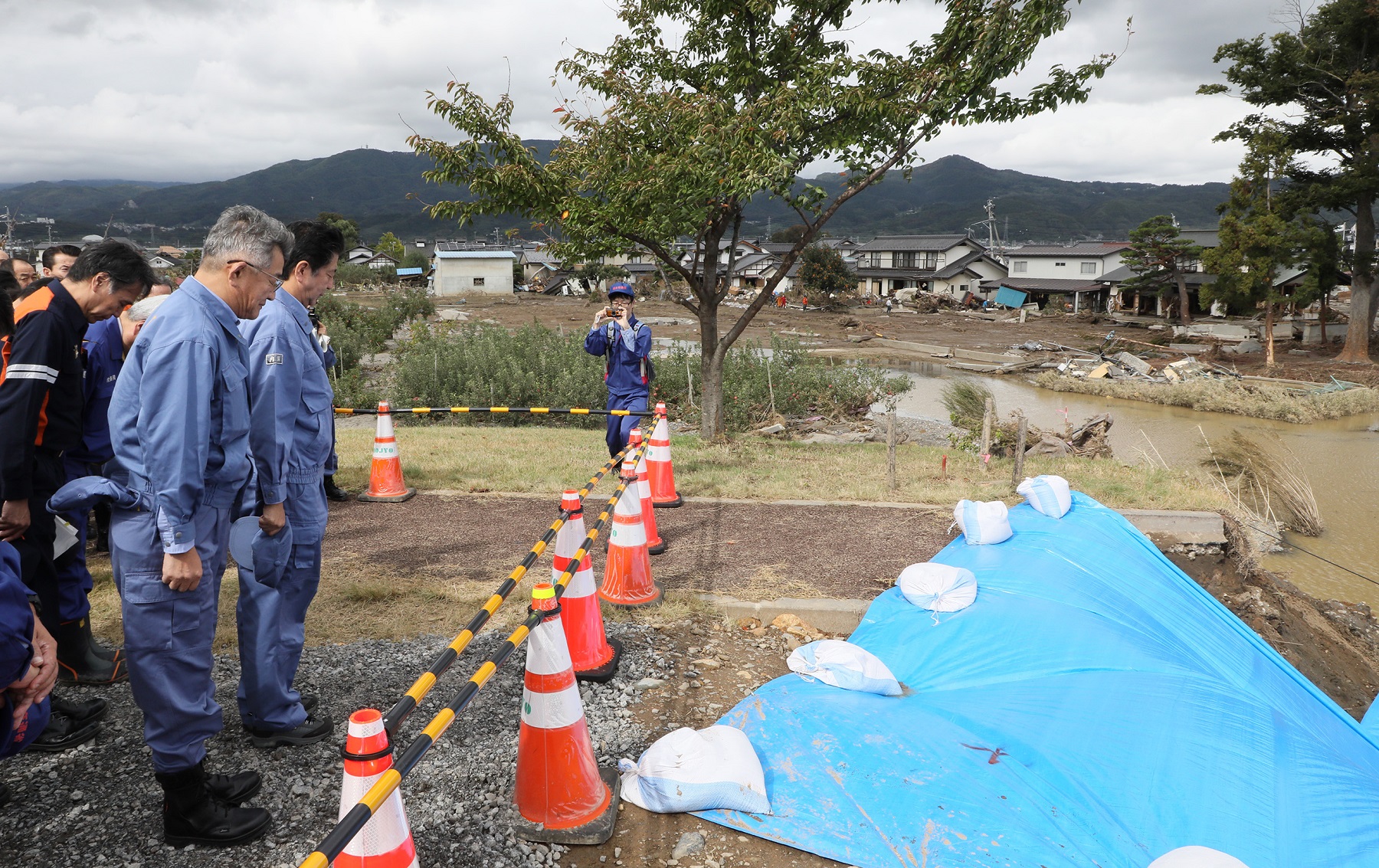 黙とうをささげる安倍総理