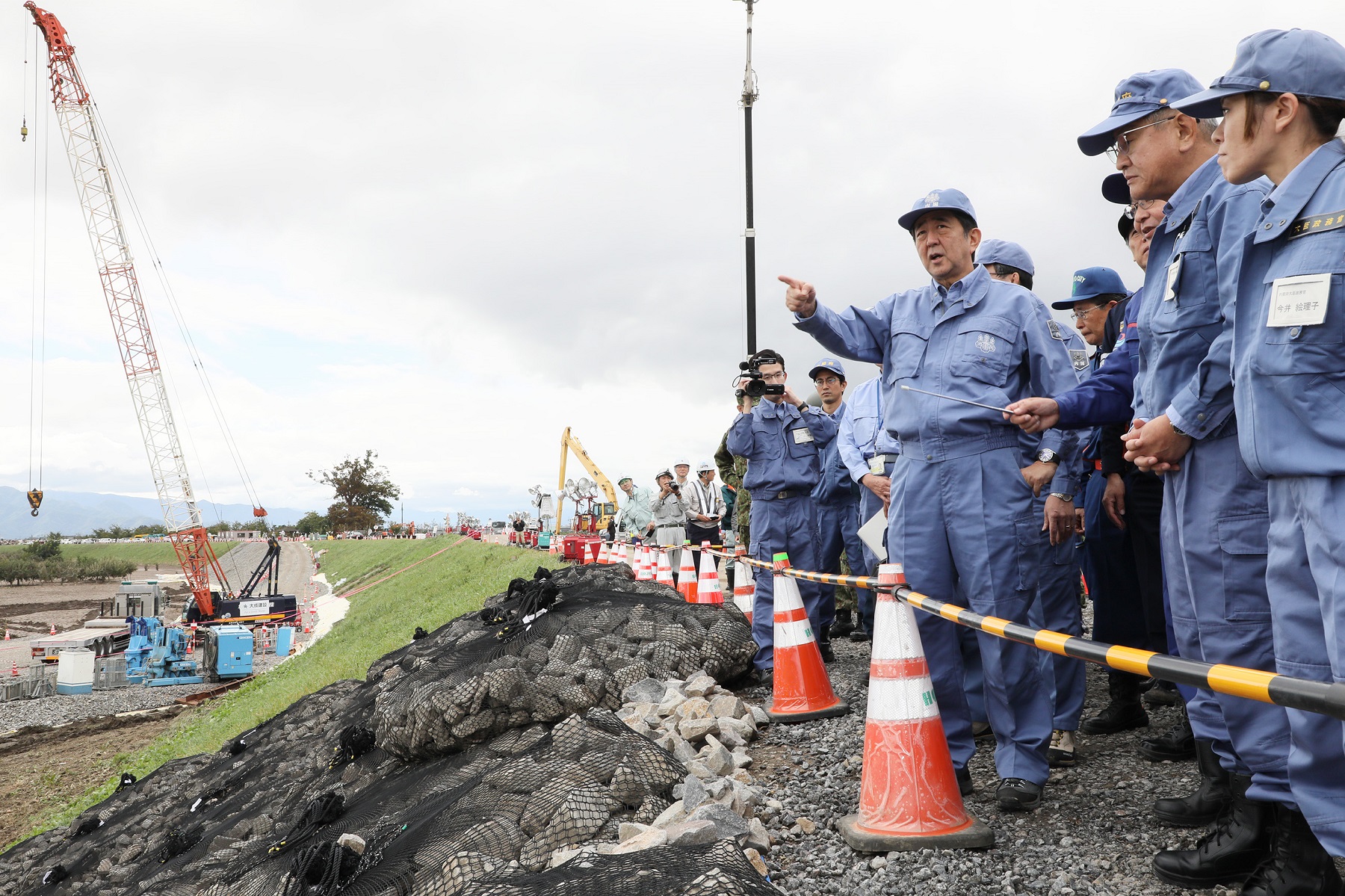 被災現場を視察する安倍総理３