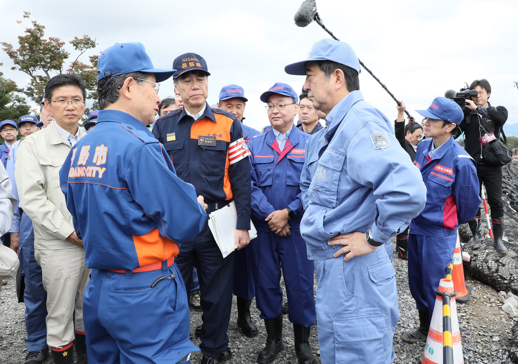 被災現場を視察する安倍総理４