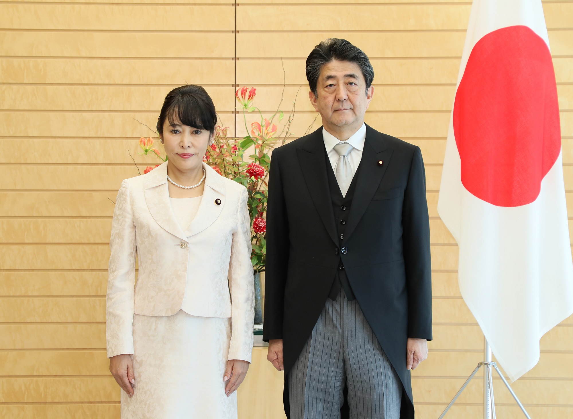 発令された森大臣と写真撮影に臨む安倍総理１