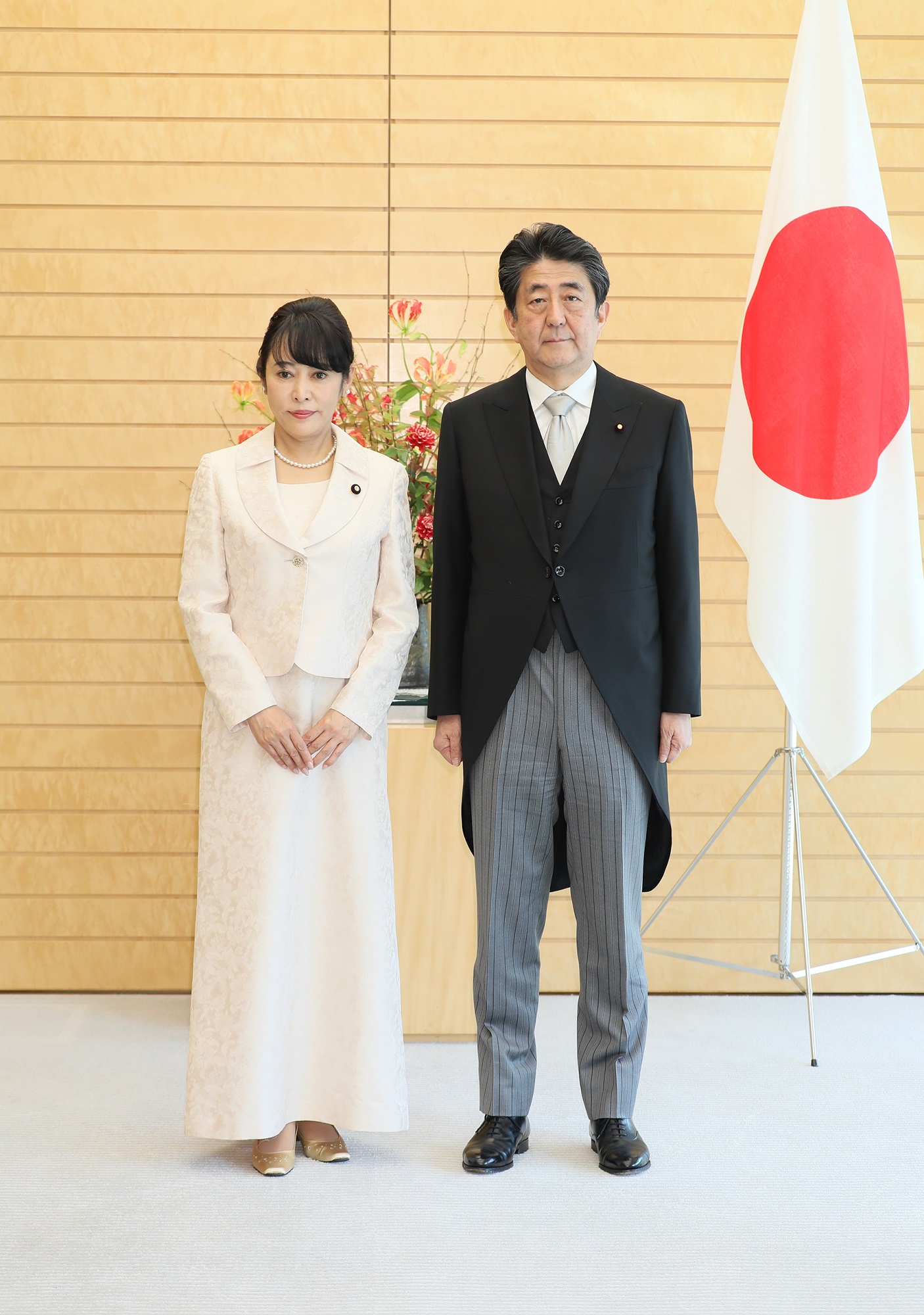 発令された森大臣と写真撮影に臨む安倍総理３