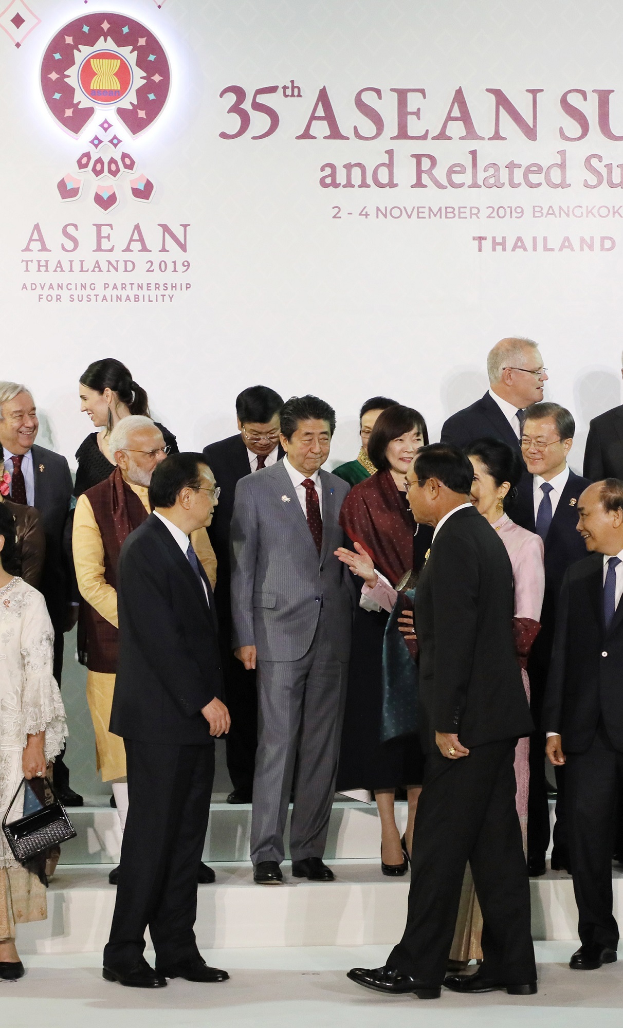 各国首脳との集合写真に臨む安倍総理４