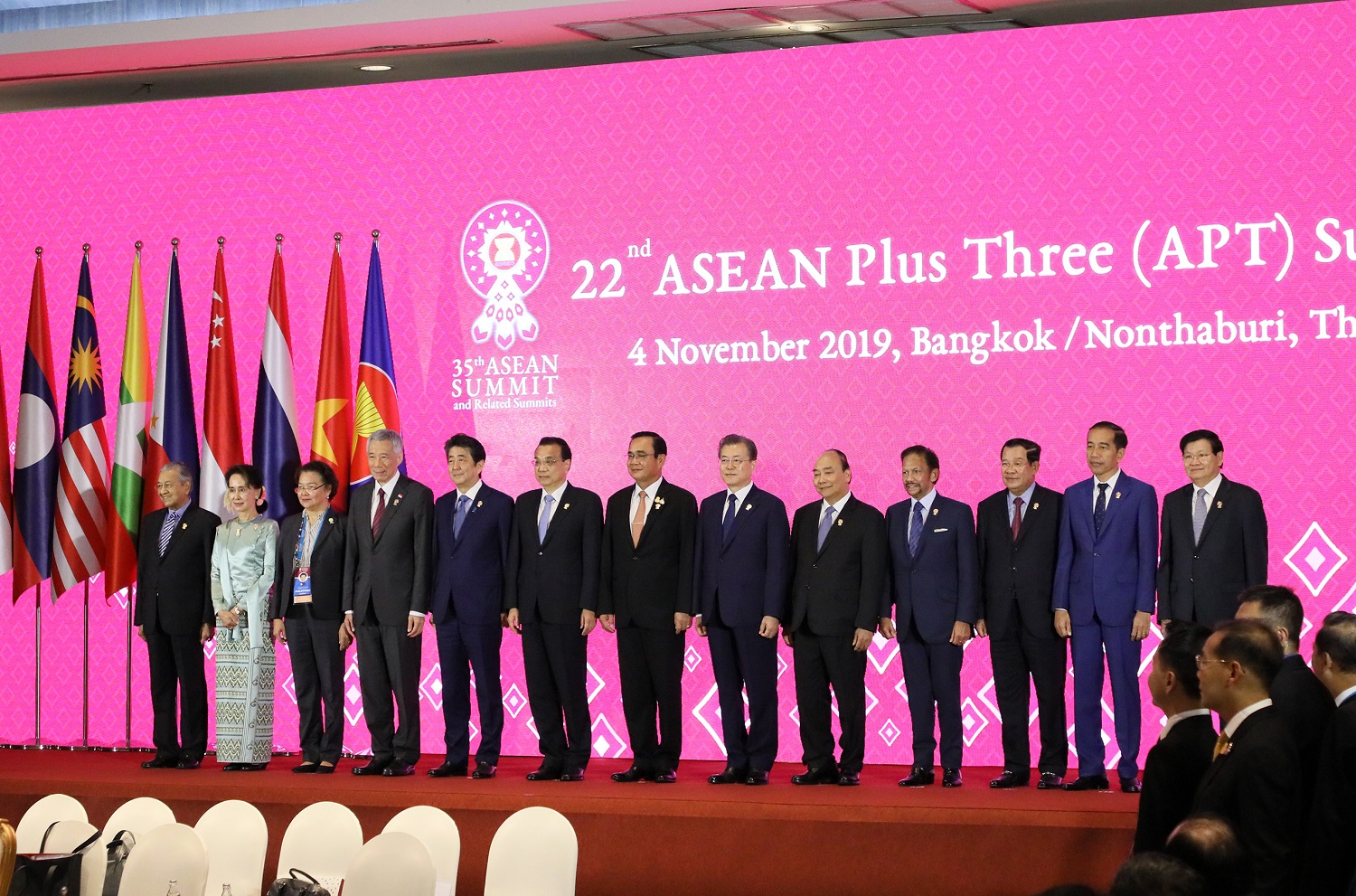 ＡＳＥＡＮ＋３首脳会議での写真撮影に臨む安倍総理