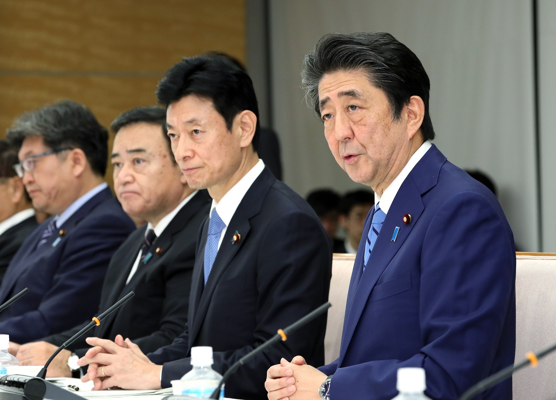 発言する安倍総理１