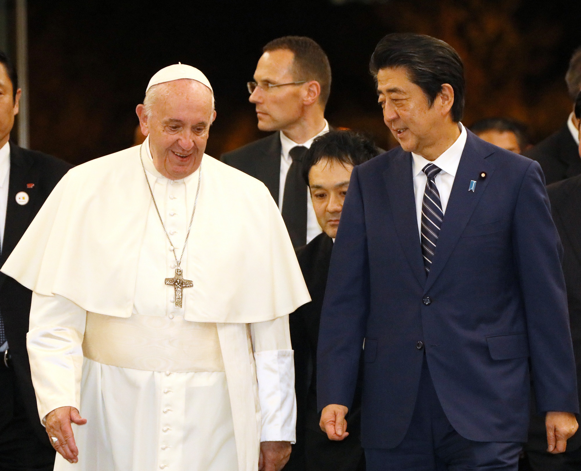 ローマ教皇フランシスコ台下を出迎える安倍総理２