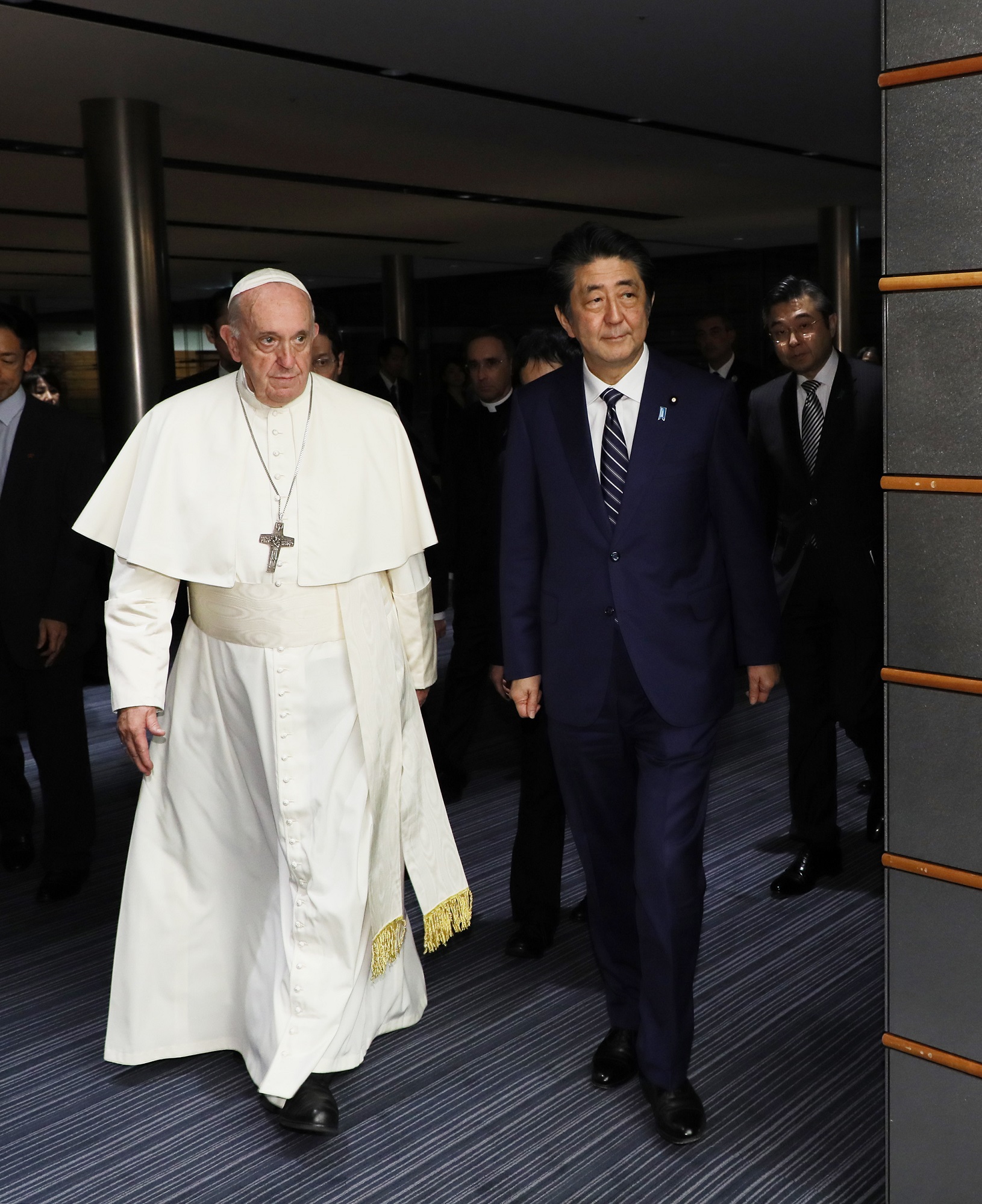 ローマ教皇フランシスコ台下を出迎える安倍総理３