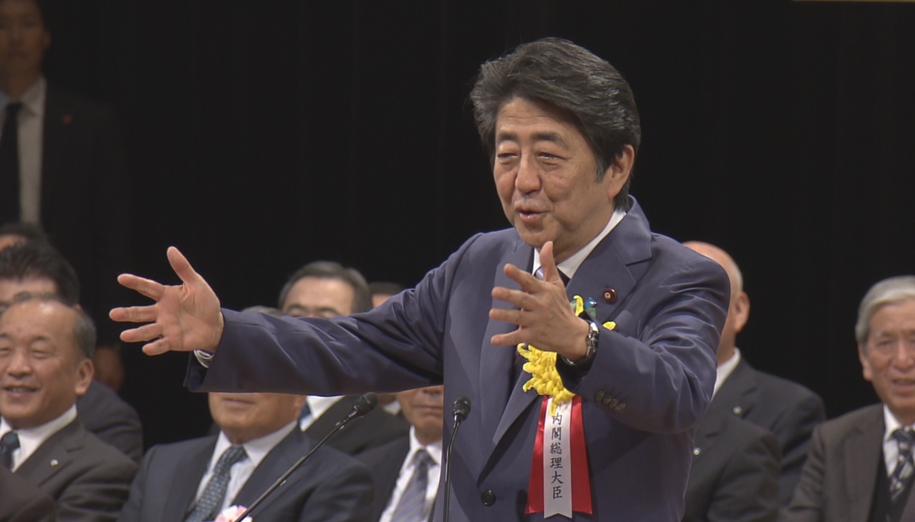 挨拶する安倍総理３
