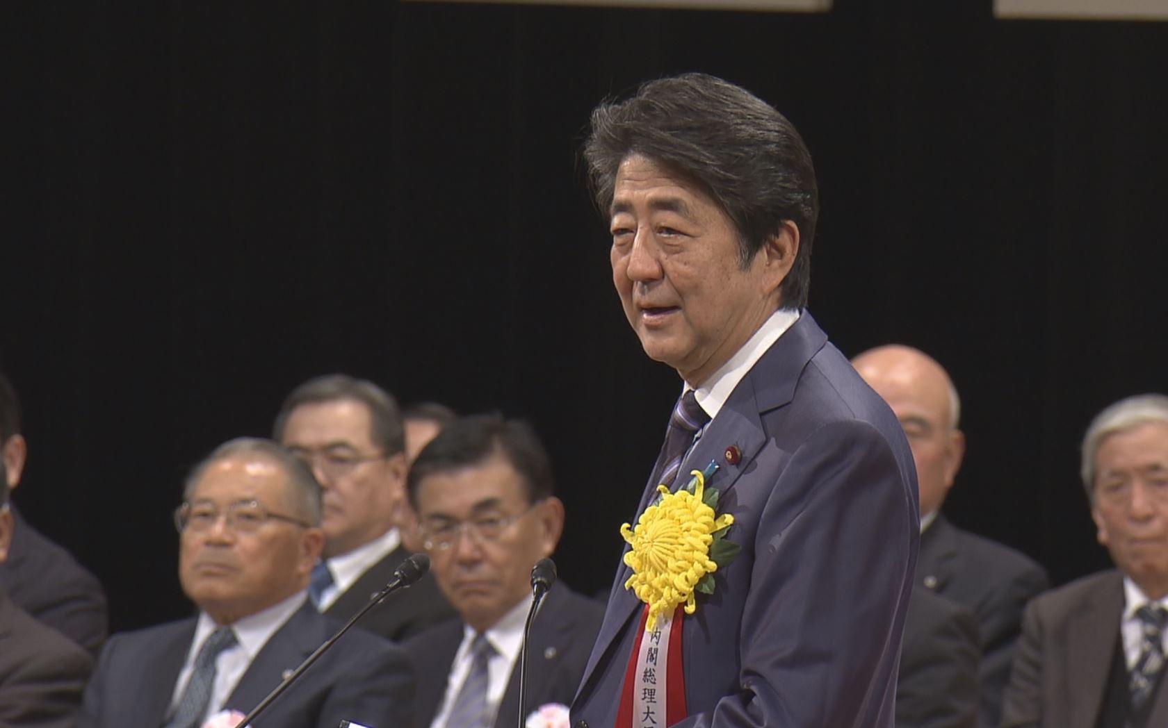 挨拶する安倍総理４
