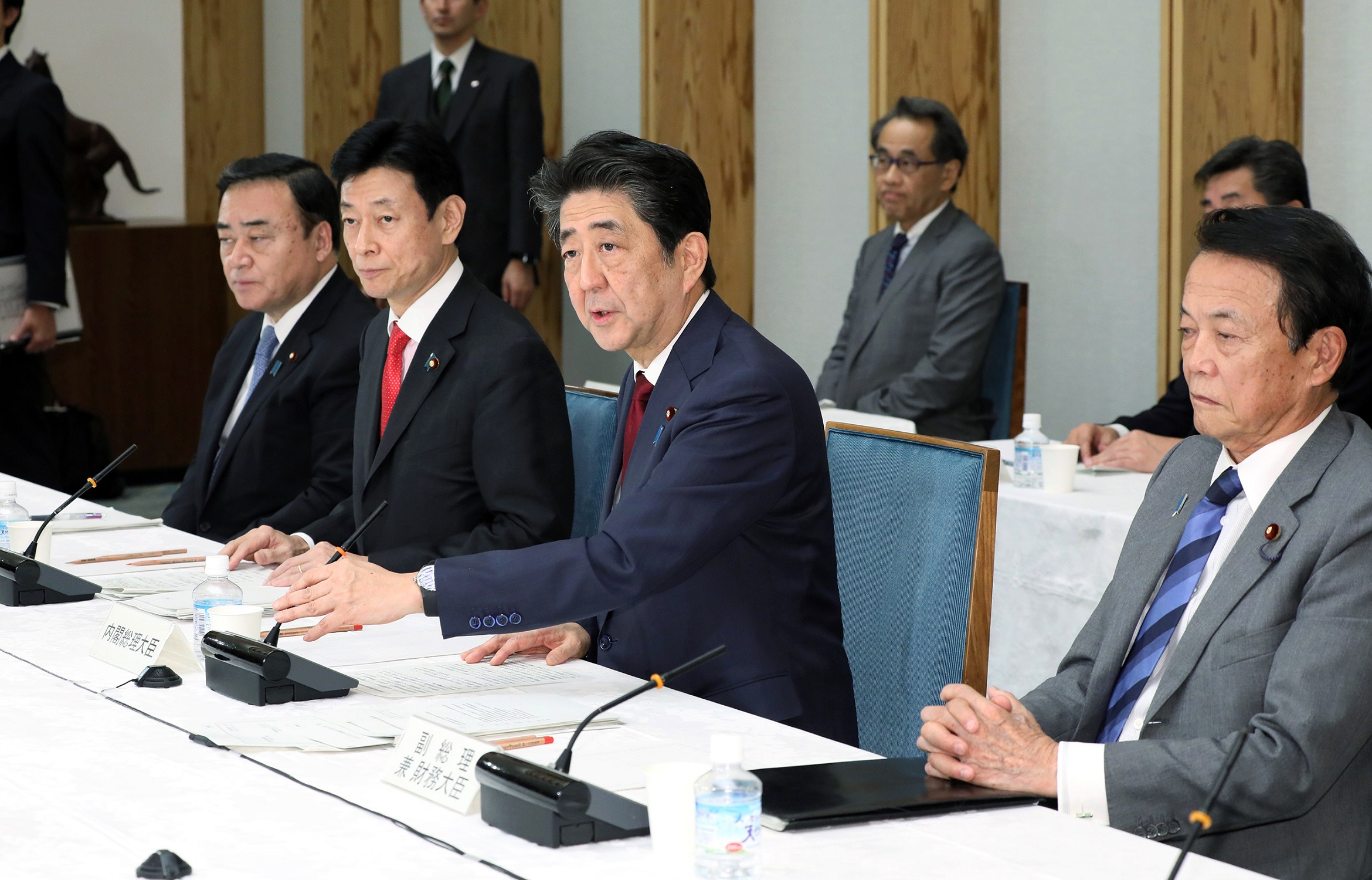 発言する安倍総理２