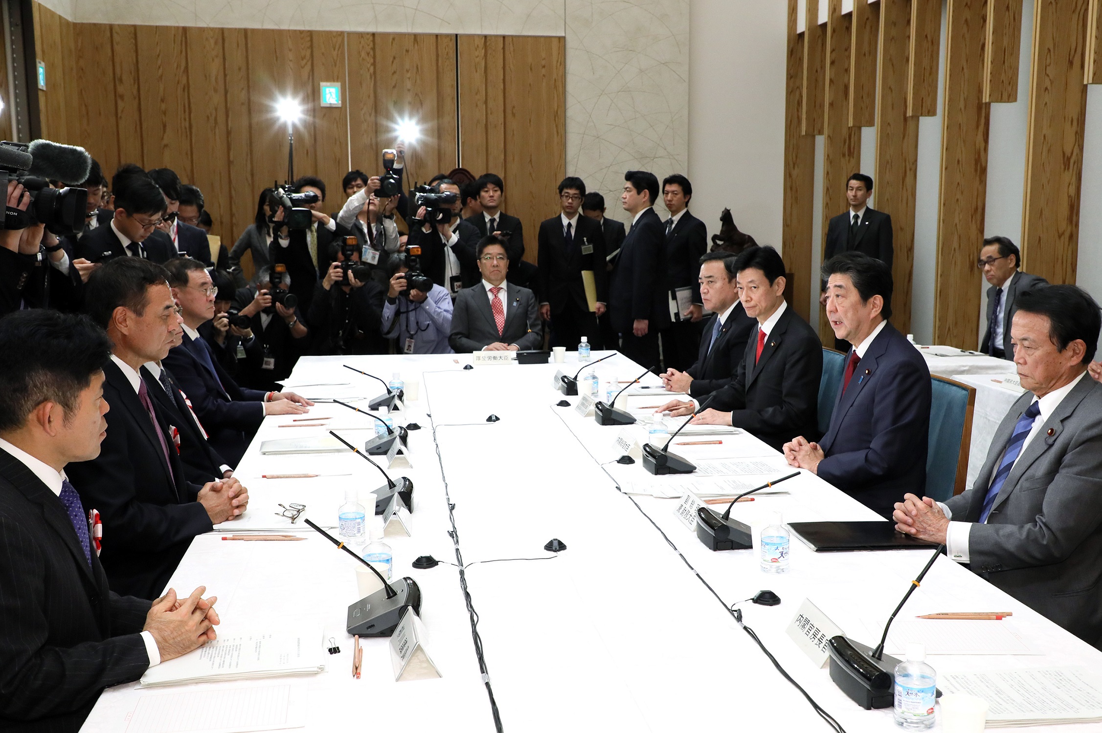 発言する安倍総理３