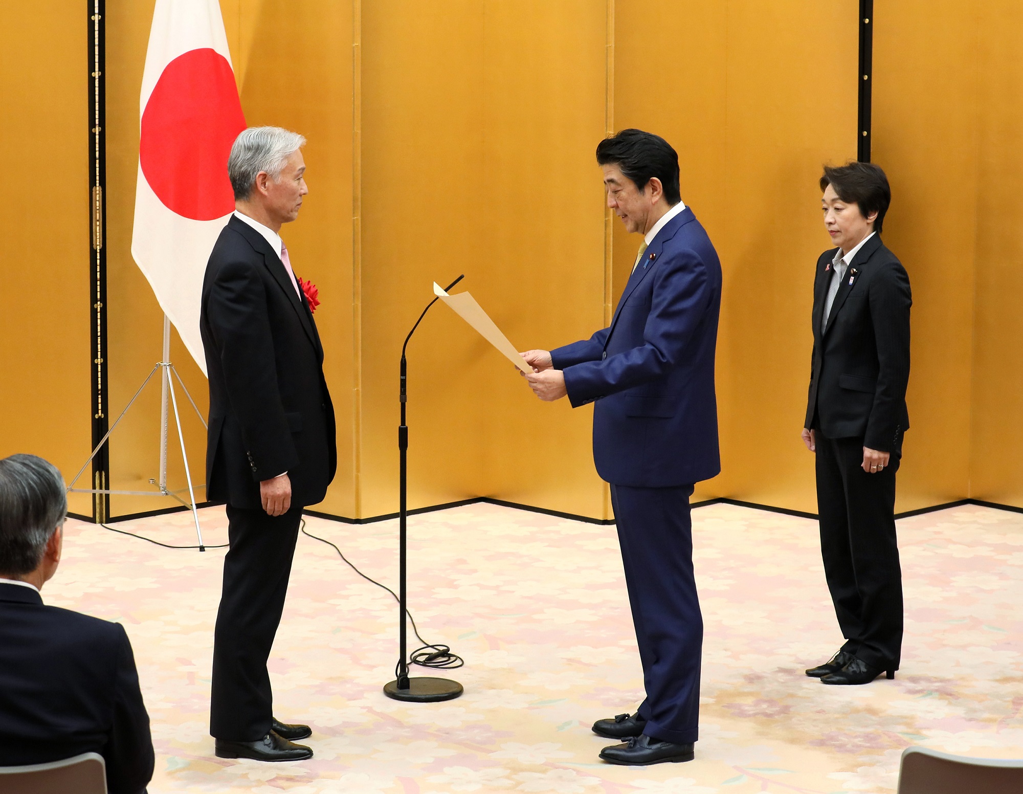 表彰状を授与する安倍総理１