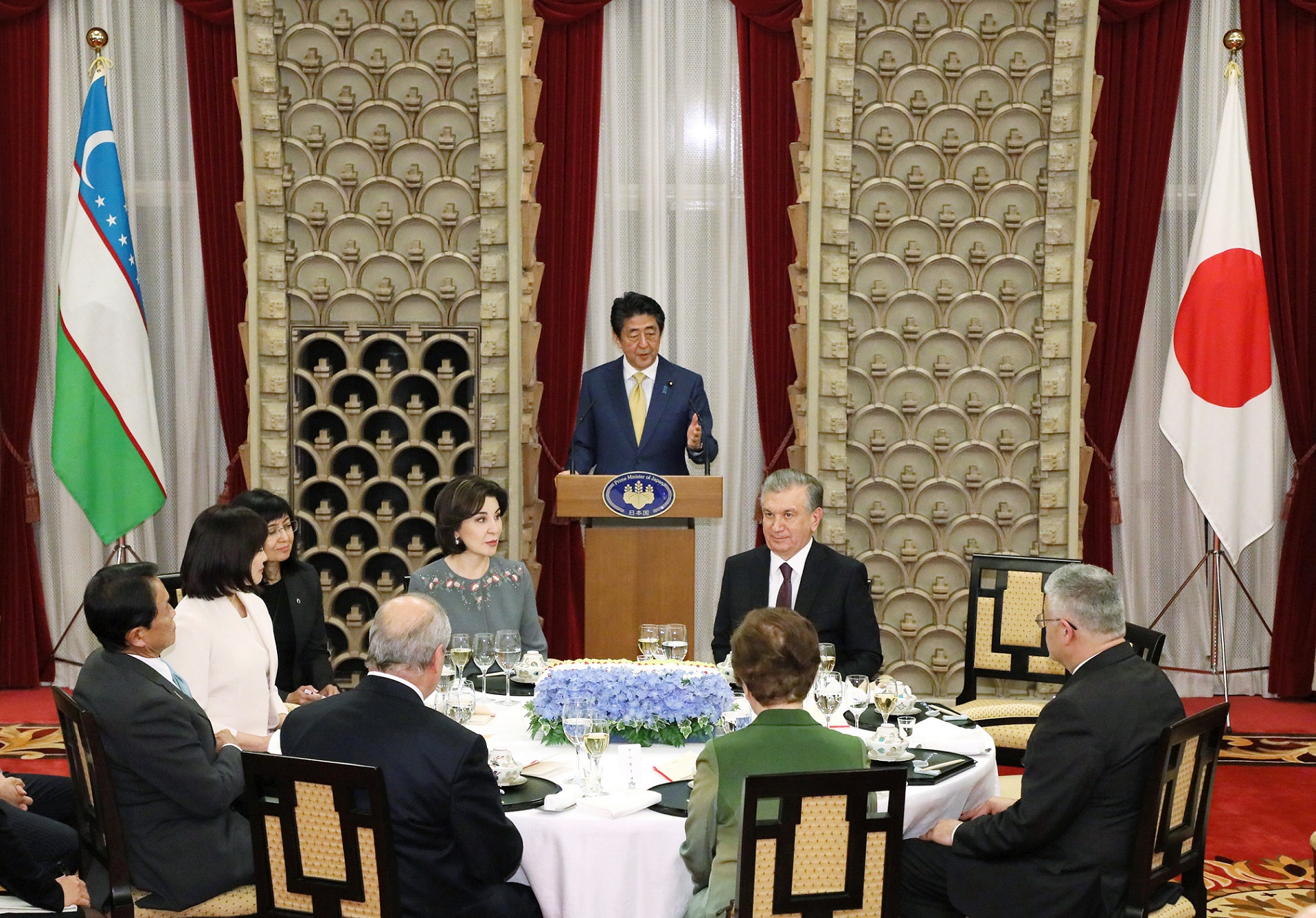 晩餐会で挨拶する安倍総理１