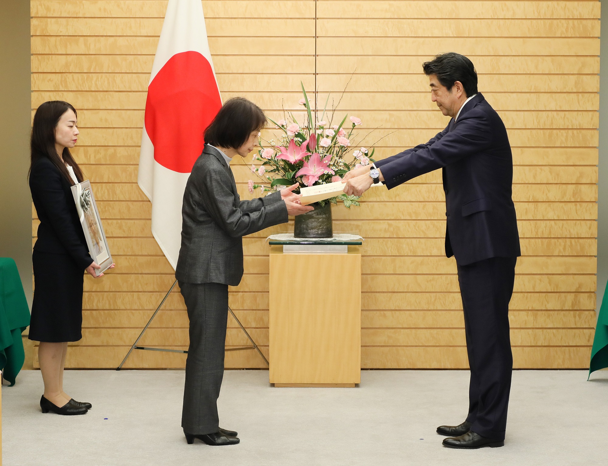 内閣総理大臣感謝状授与式及び叙勲伝達式