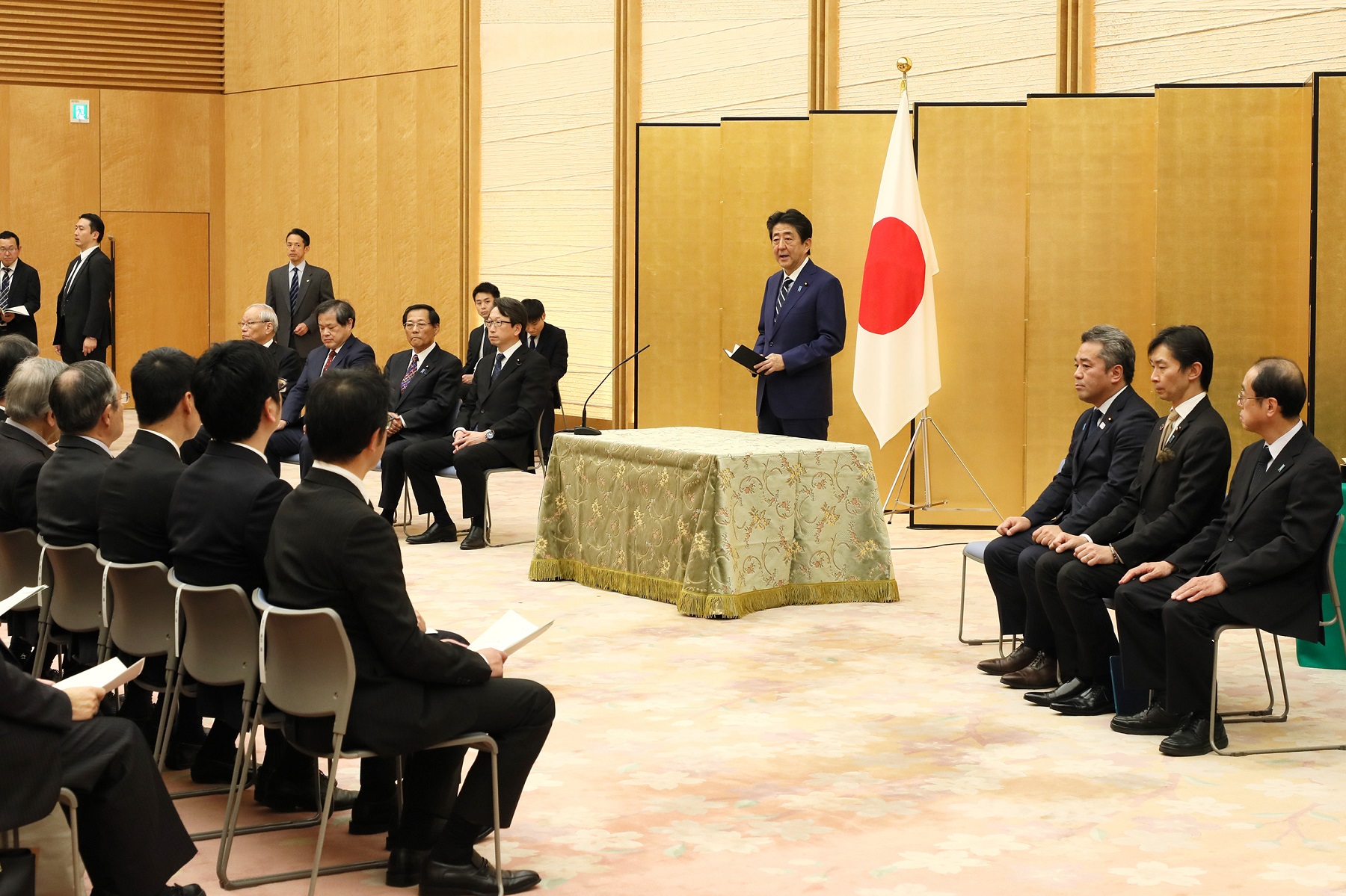 挨拶する安倍総理２