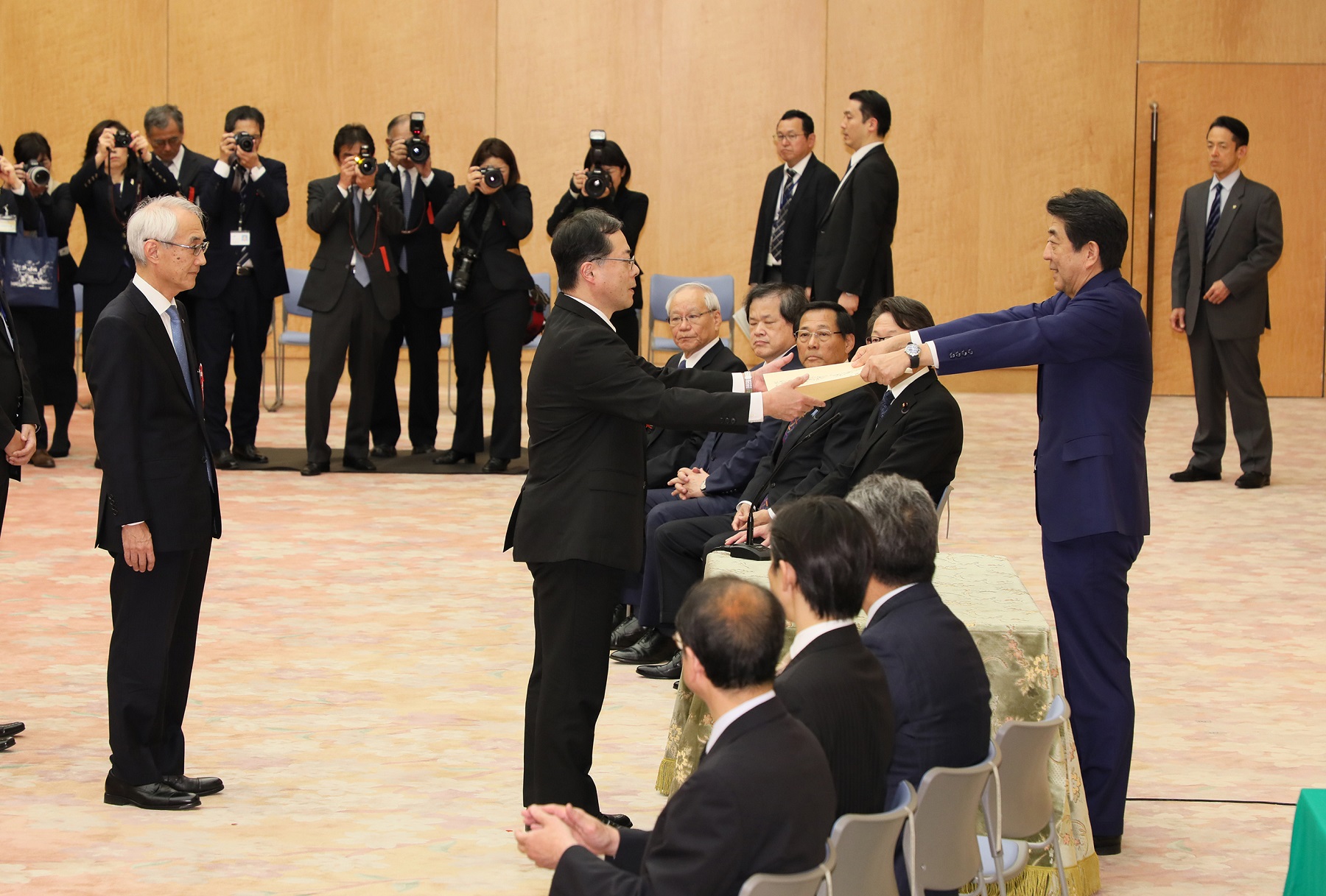 表彰状を授与する安倍総理