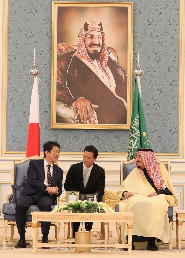 サルマン国王と懇談する安倍総理