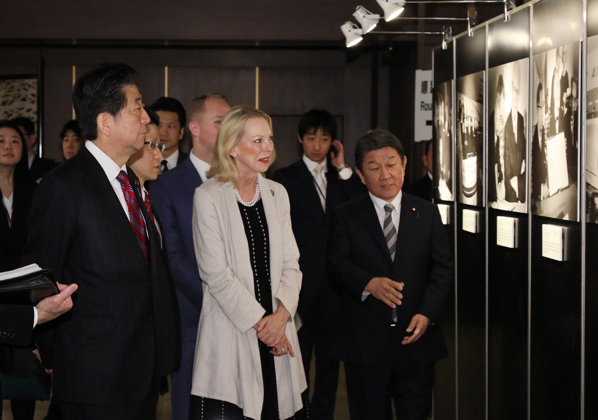 展示を視察する安倍総理１