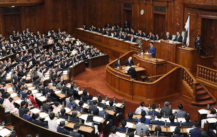 衆議院本会議で施政方針演説を行う安倍総理１０