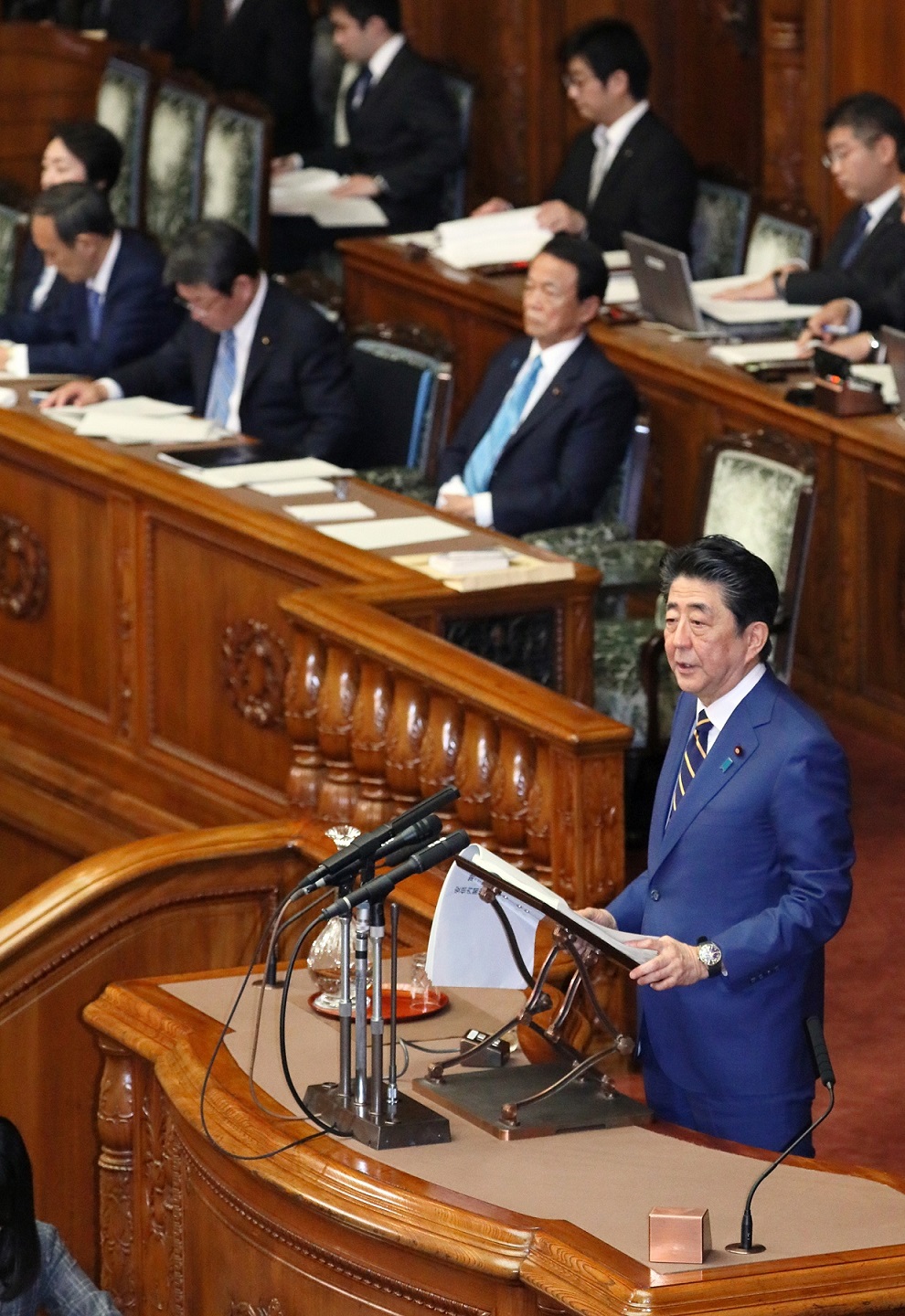 参議院本会議で施政方針演説を行う安倍総理１