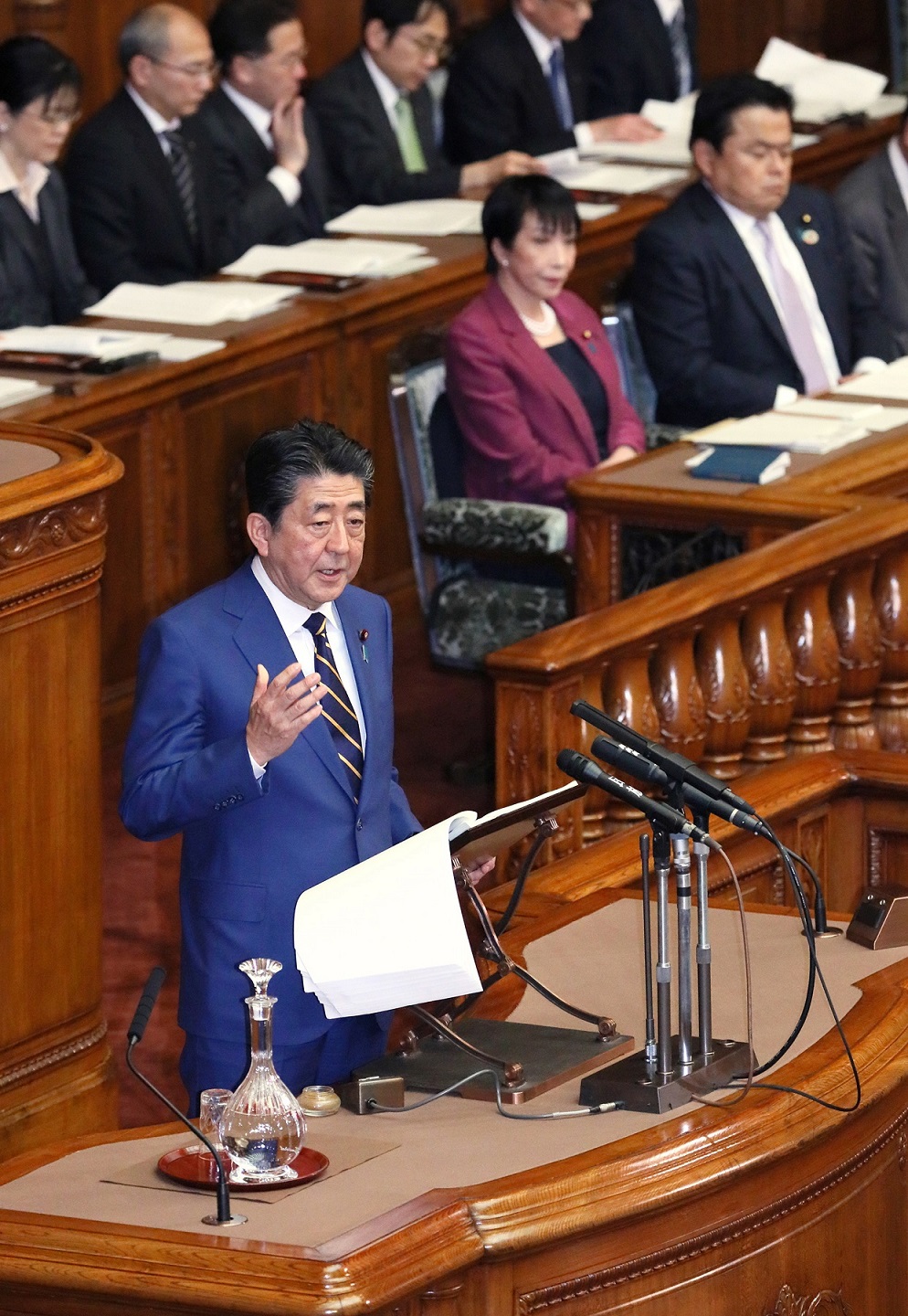 参議院本会議で施政方針演説を行う安倍総理３