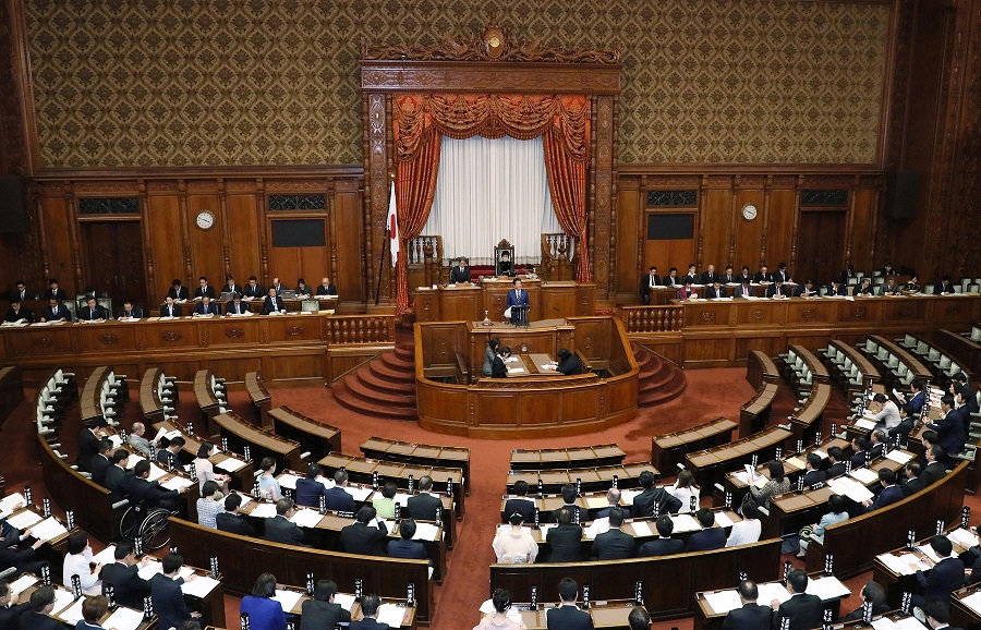 参議院本会議で施政方針演説を行う安倍総理６