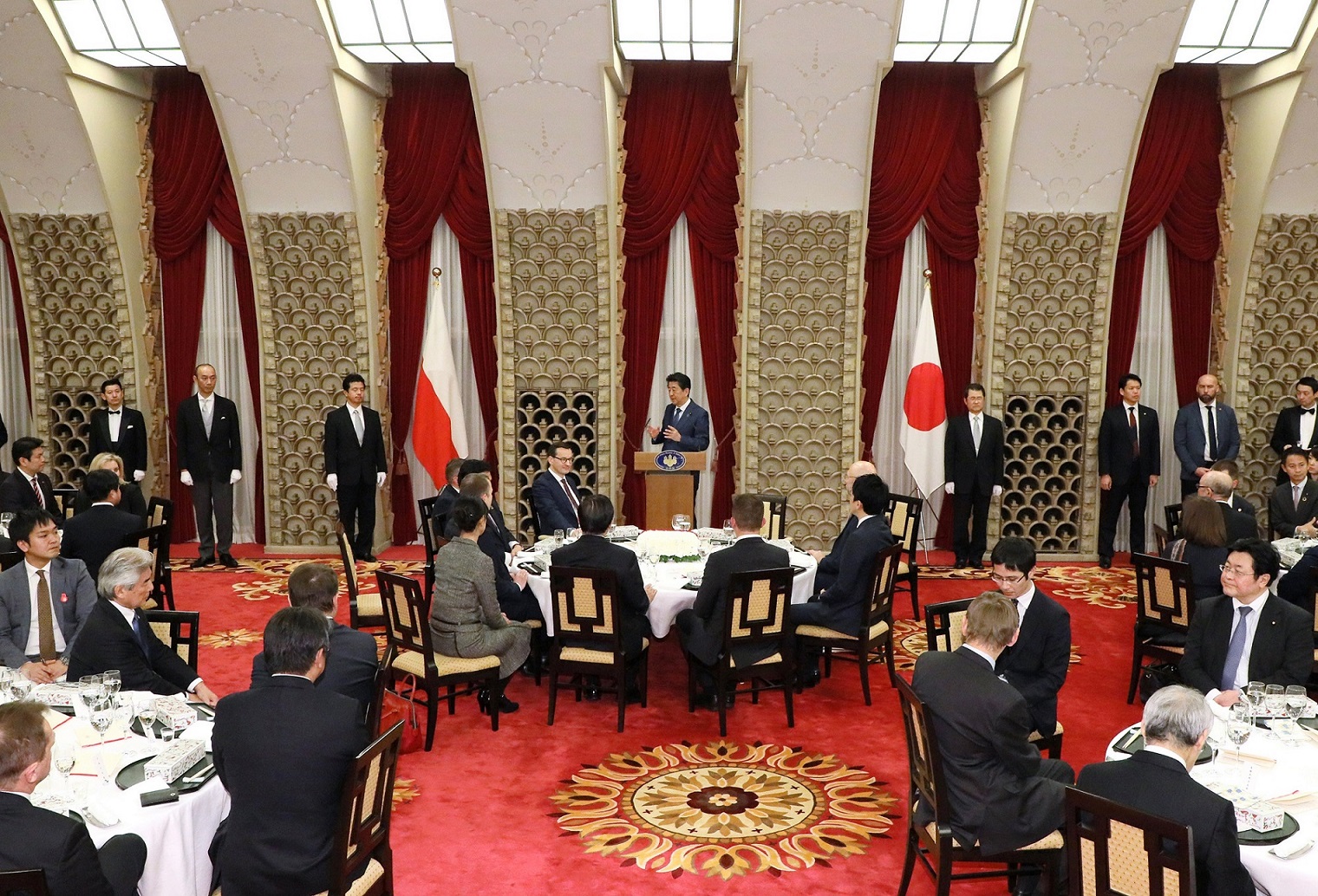 総理主催晩餐（さん）会で挨拶する安倍総理２