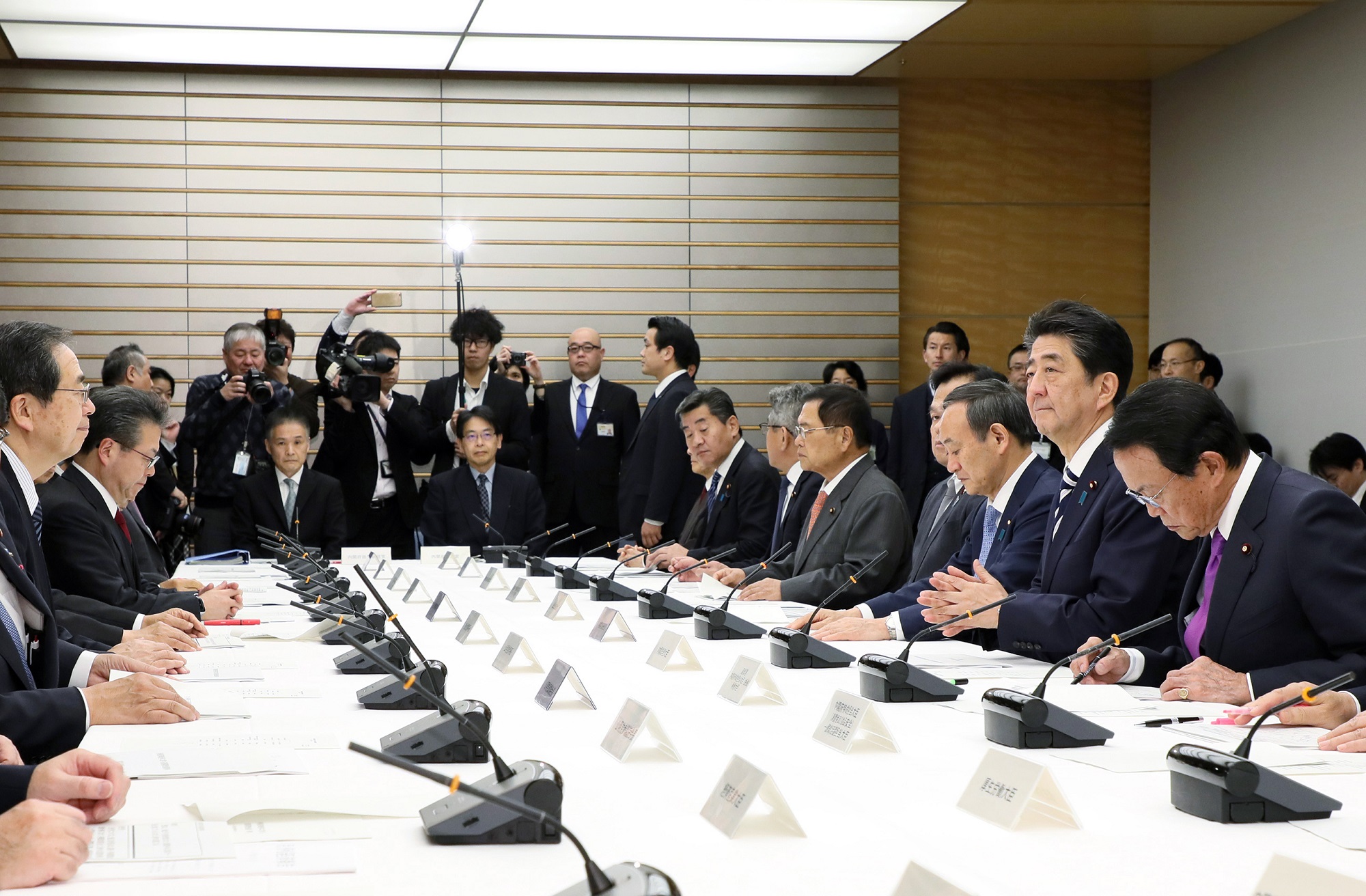 会議に臨む安倍総理２