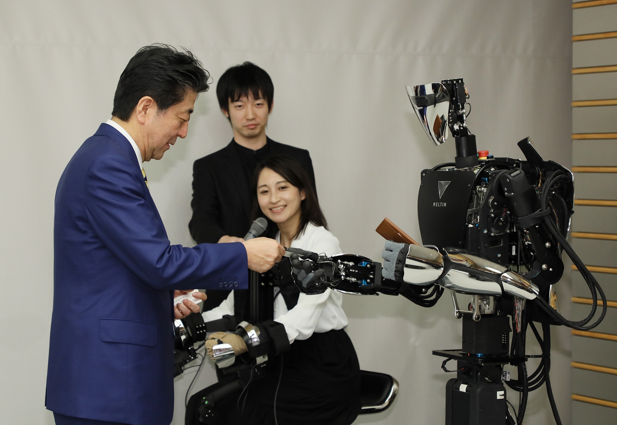 ロボットと名刺交換する安倍総理