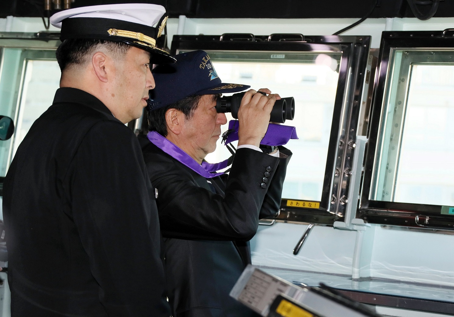 護衛艦「たかなみ」を視察する安倍総理１