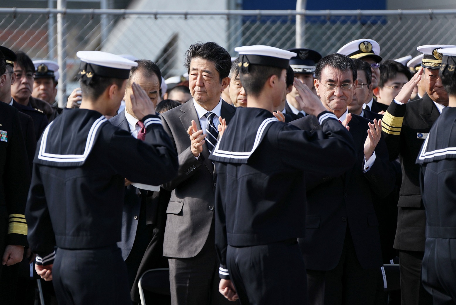 出国艦艇見送りを行う安倍総理２