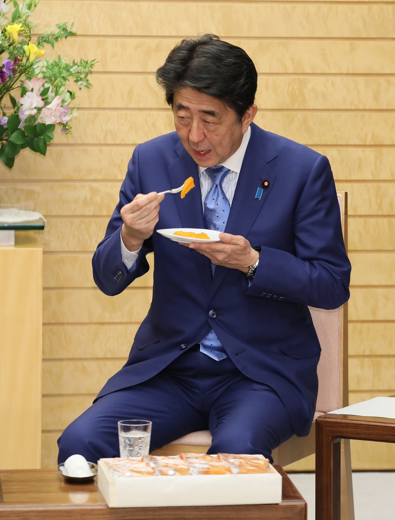 贈呈を受ける安倍総理３