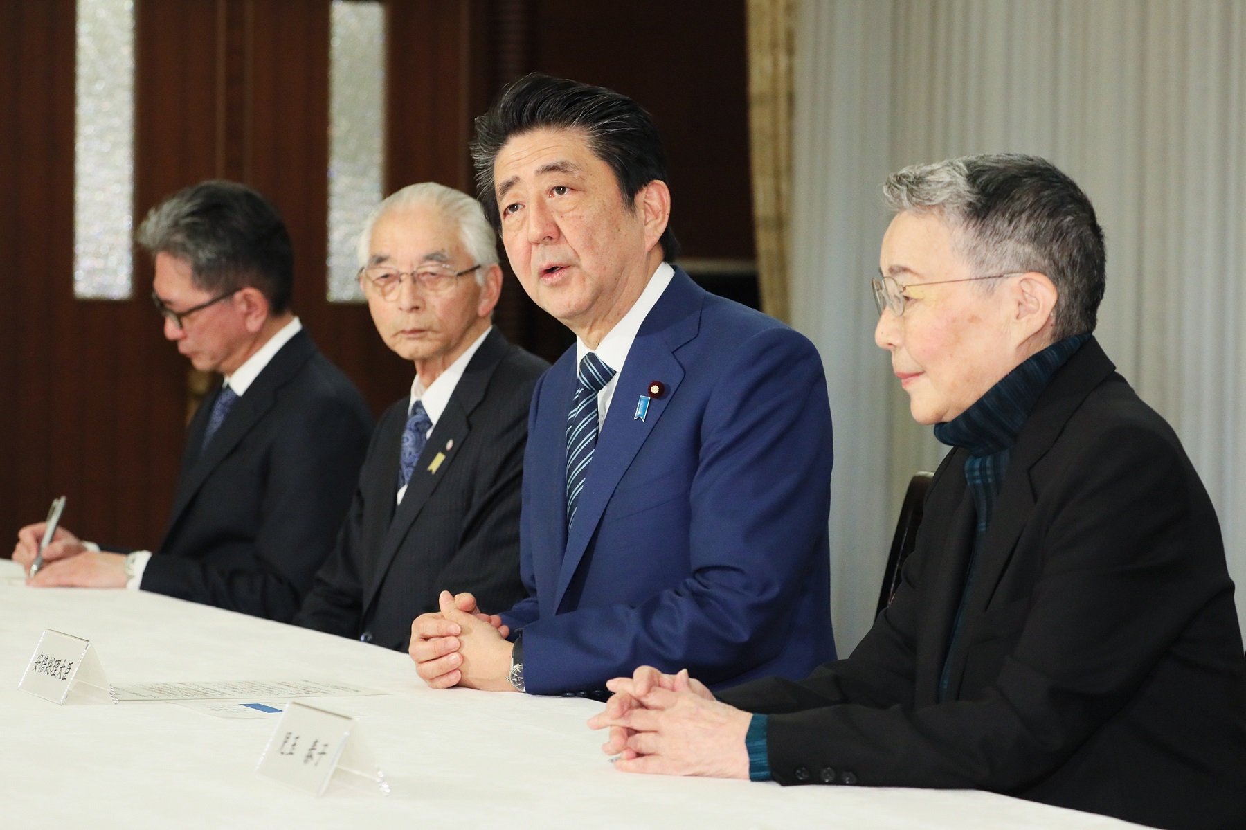 懇談会で挨拶する安倍総理３