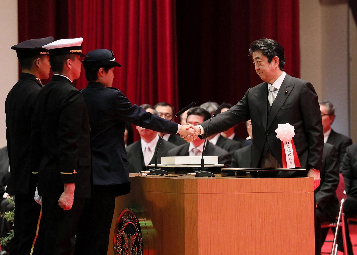 宣誓式で握手する安倍総理