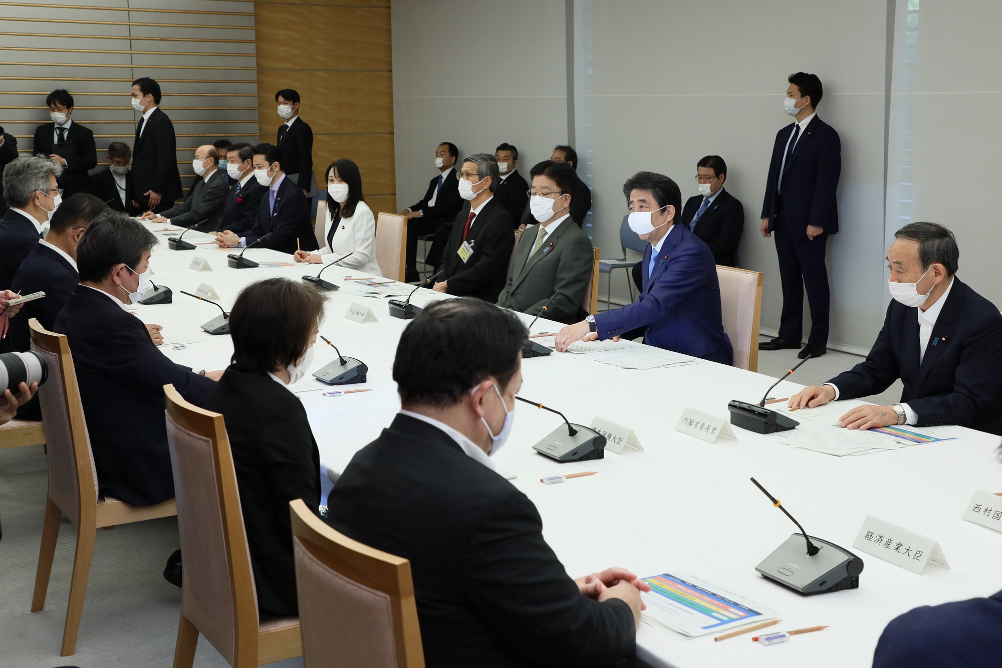 発言する安倍総理３