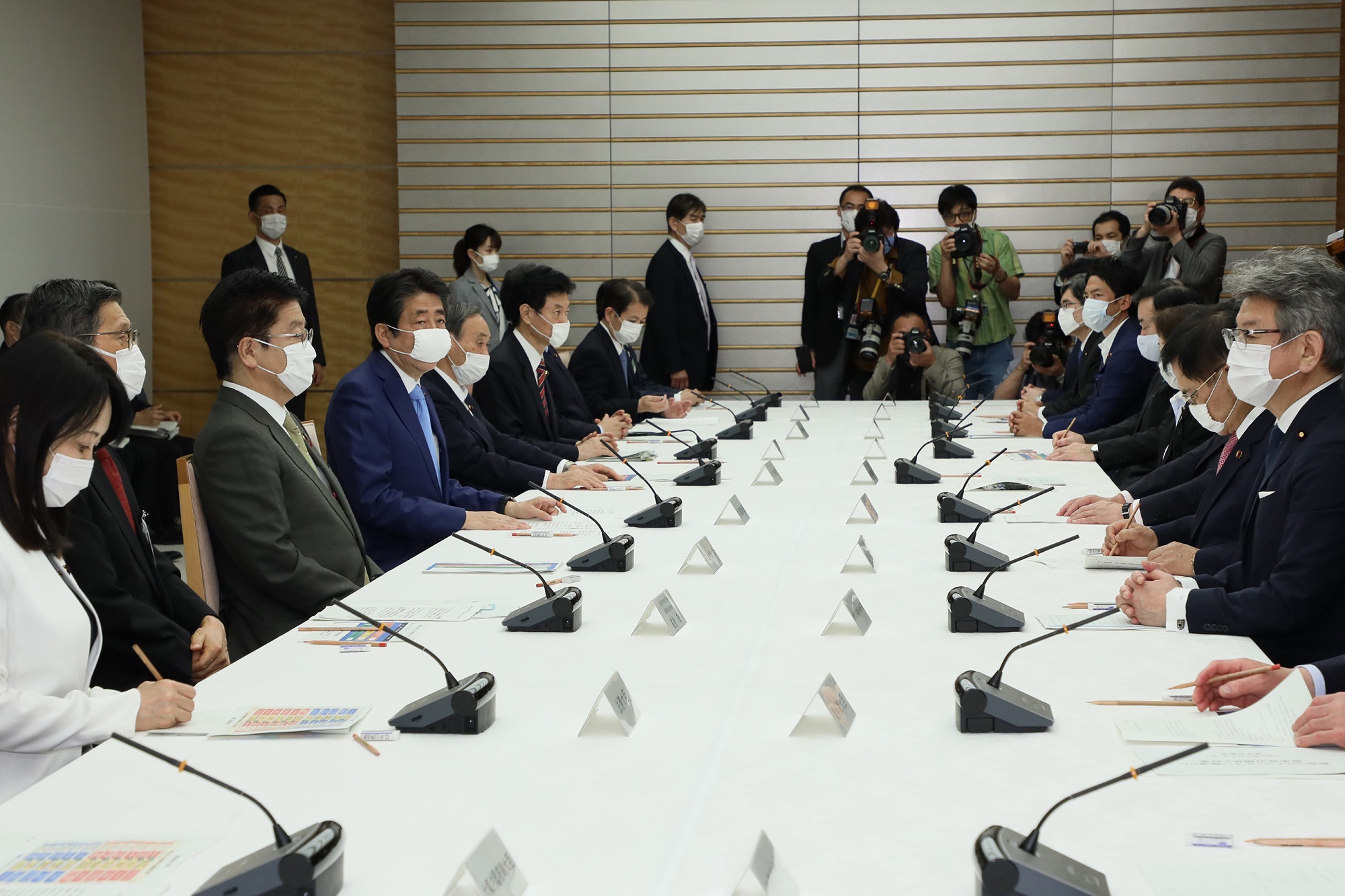 発言する安倍総理４