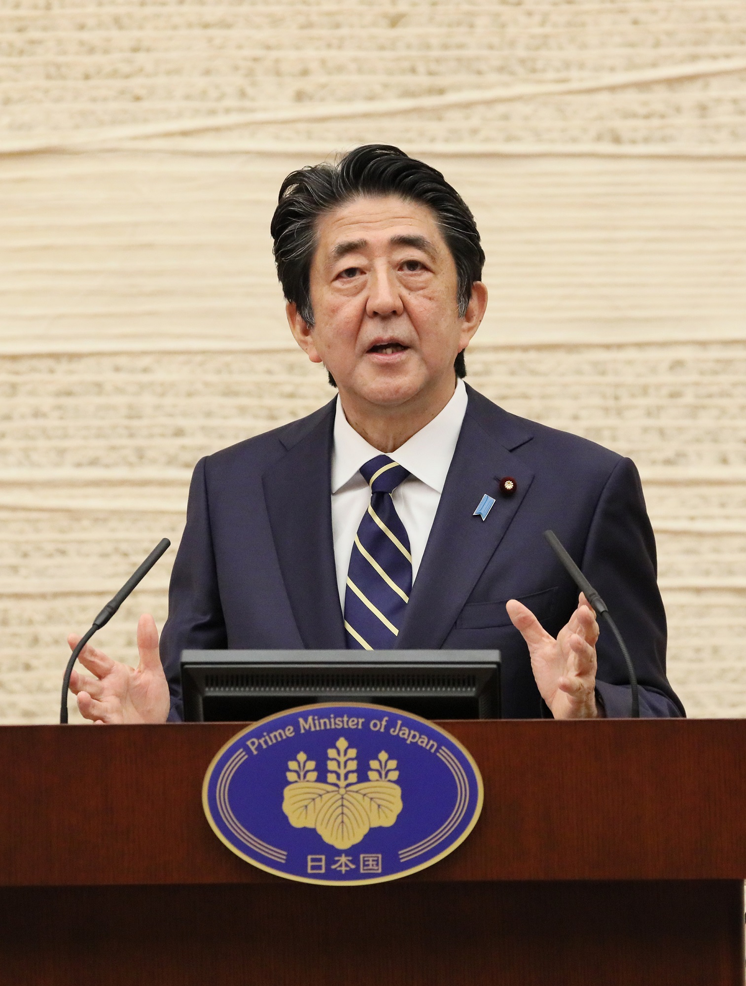 会見を行う安倍総理3
