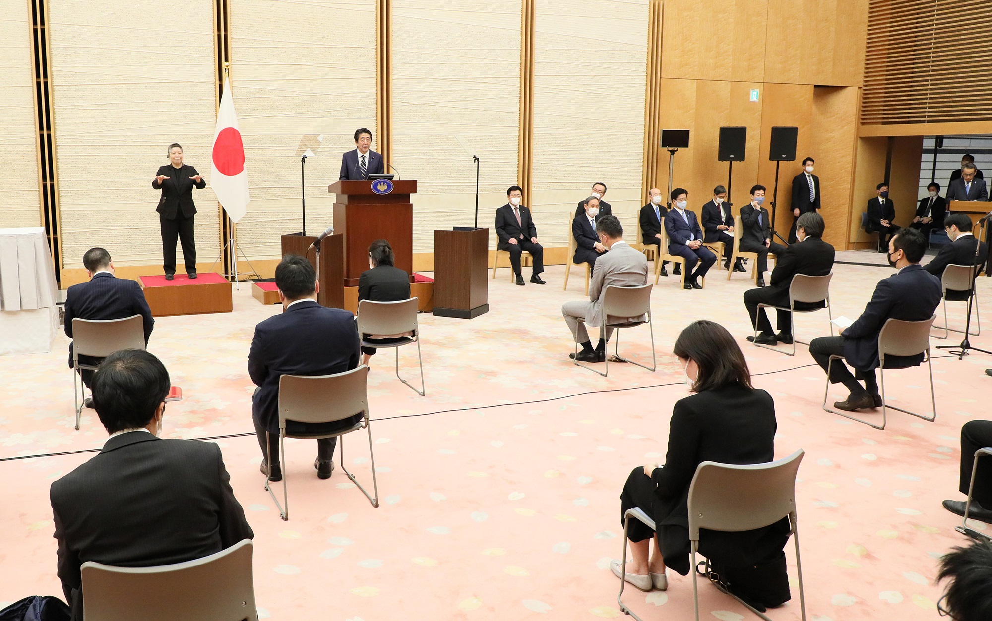 会見を行う安倍総理10