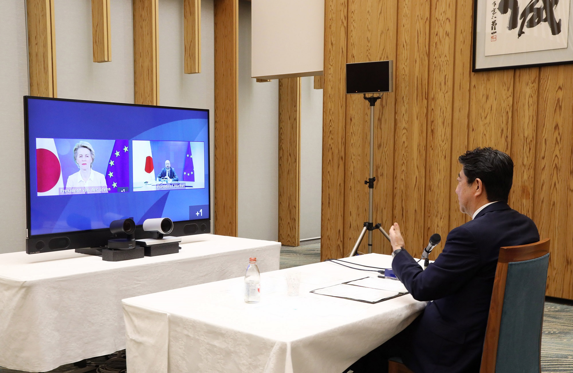 テレビ会議する安倍総理２