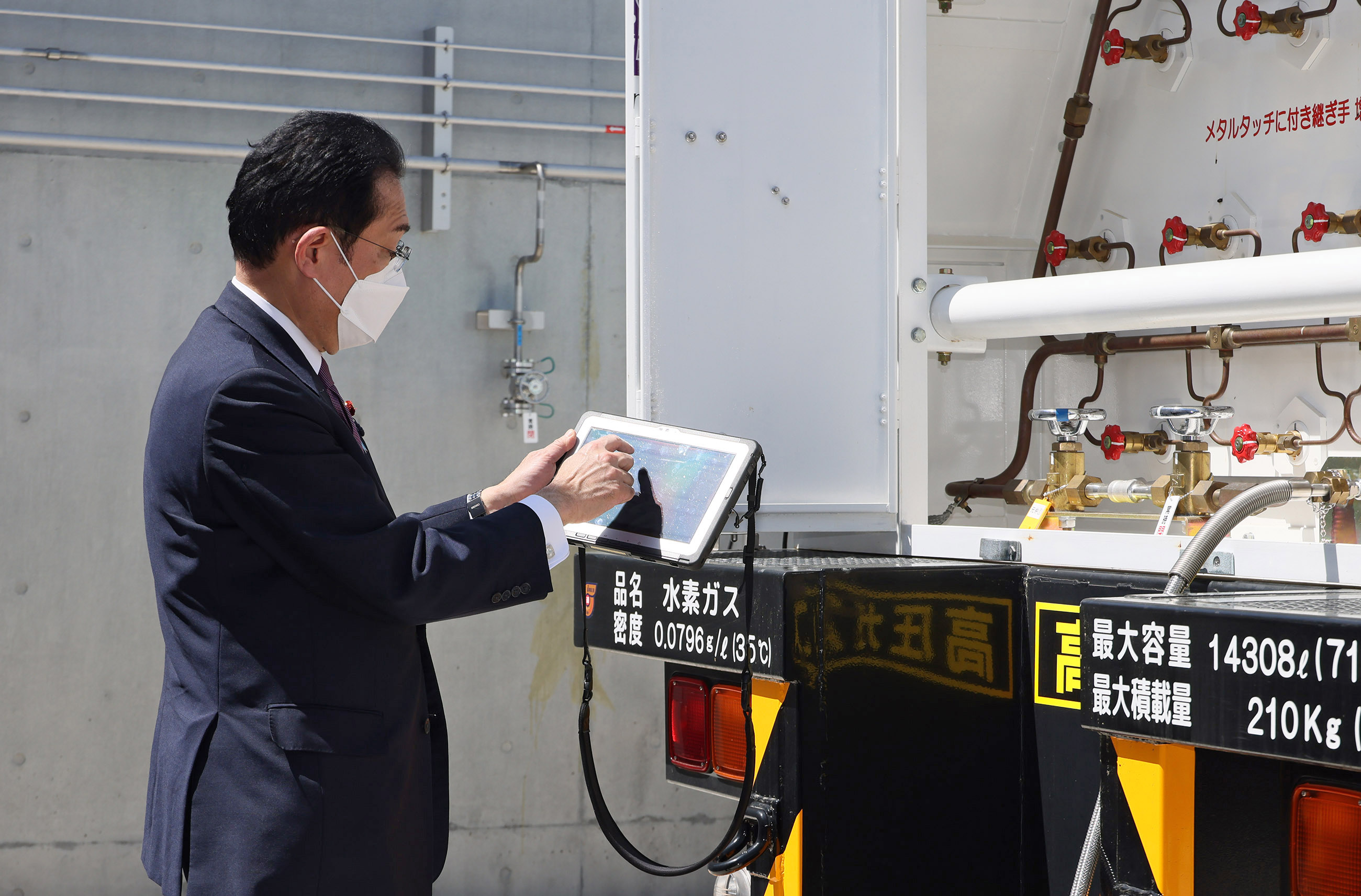 米倉山電力貯蔵技術研究サイトを視察する岸田総理５