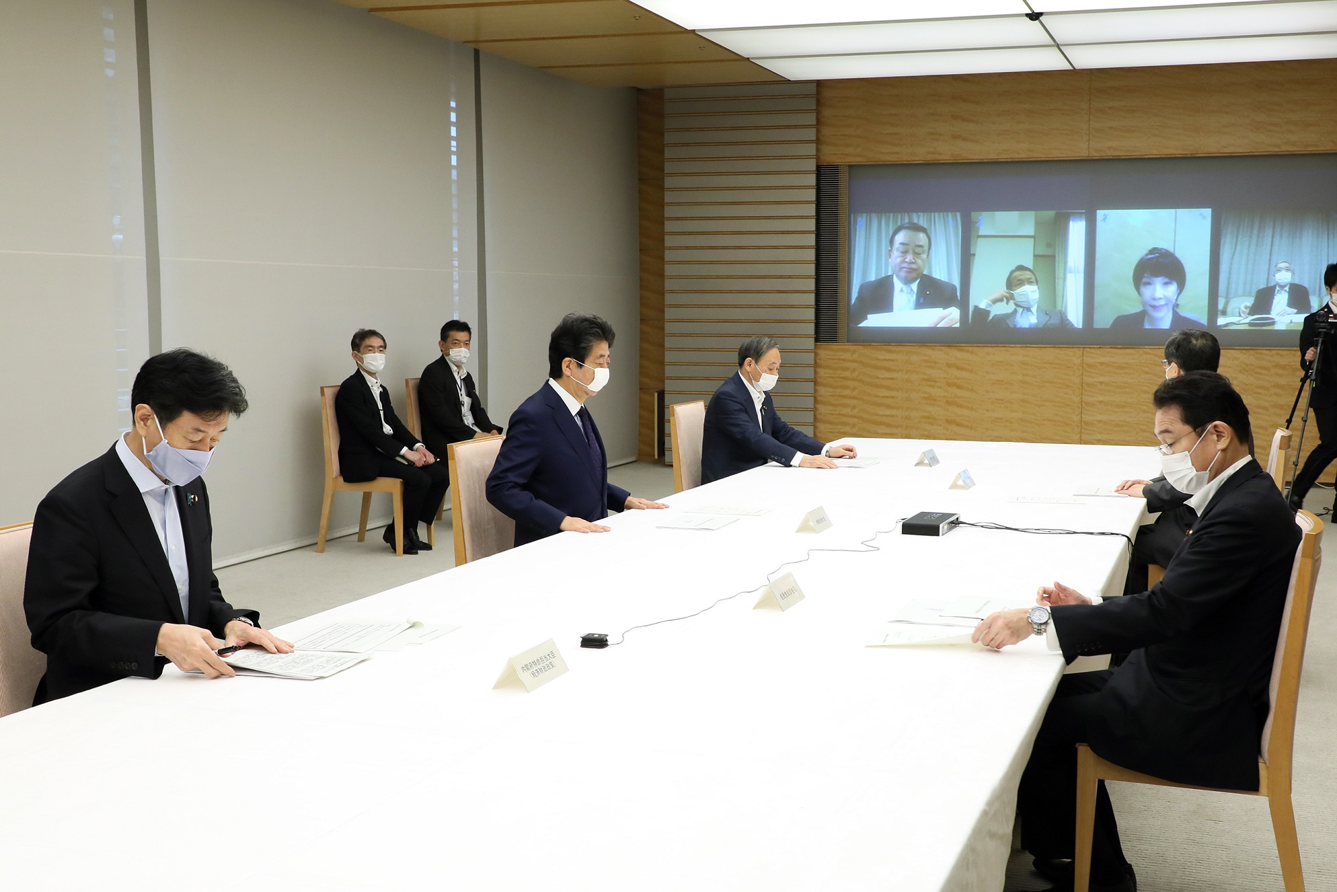 会議に臨む安倍総理２