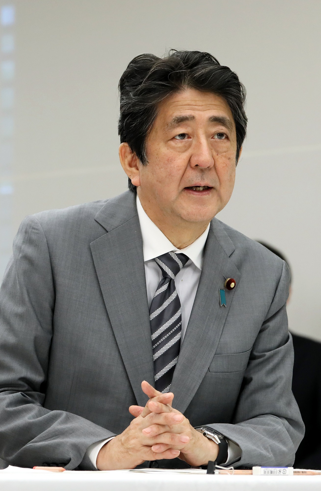 発言する安倍総理５