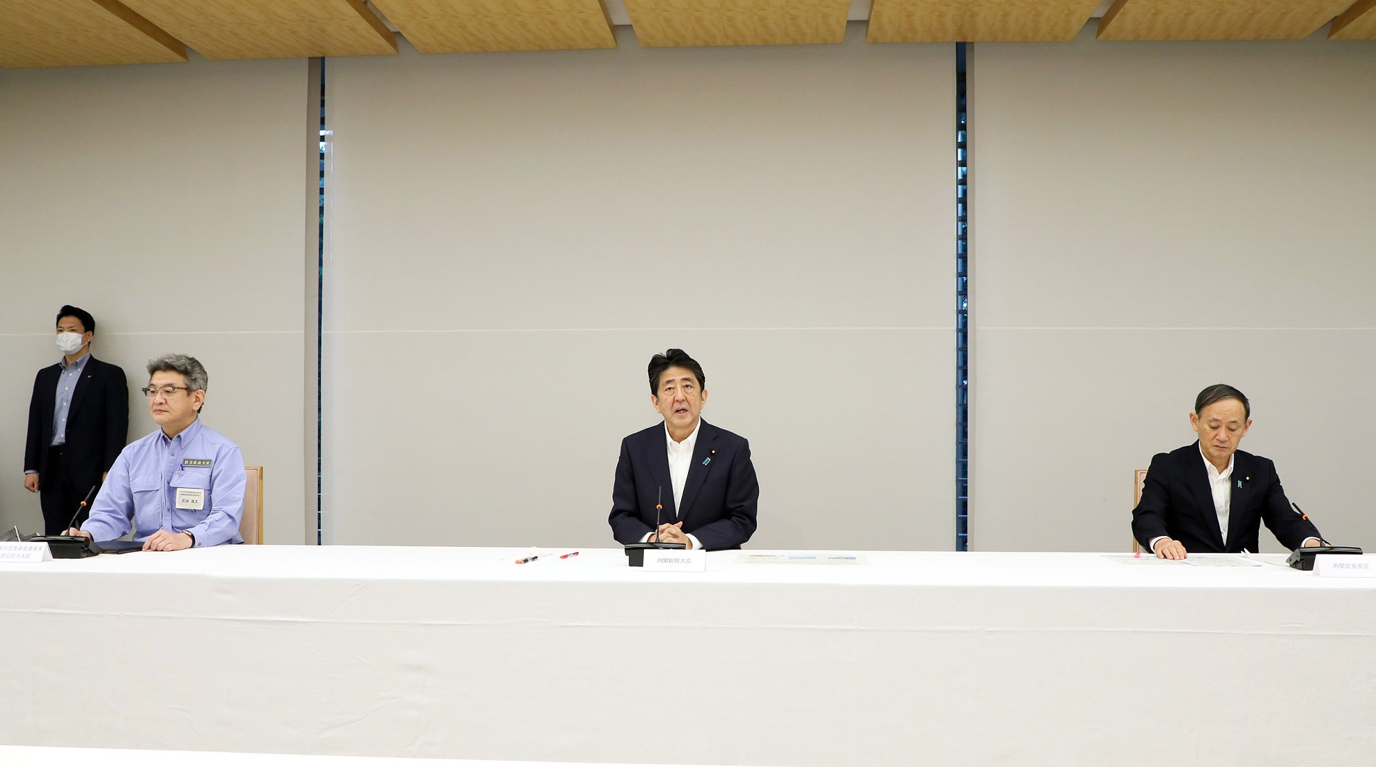 発言する安倍総理５