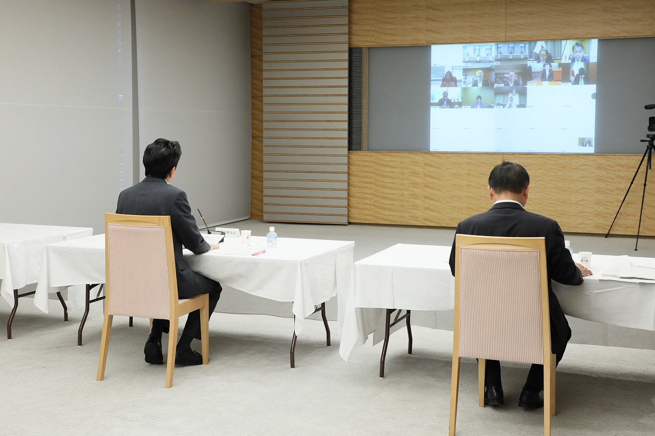 発言する安倍総理２