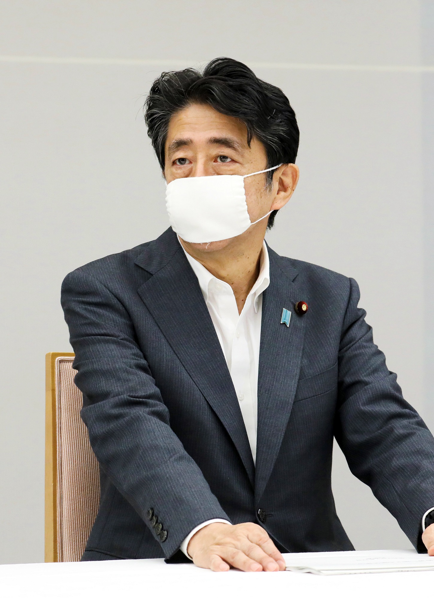 会議に臨む安倍総理１