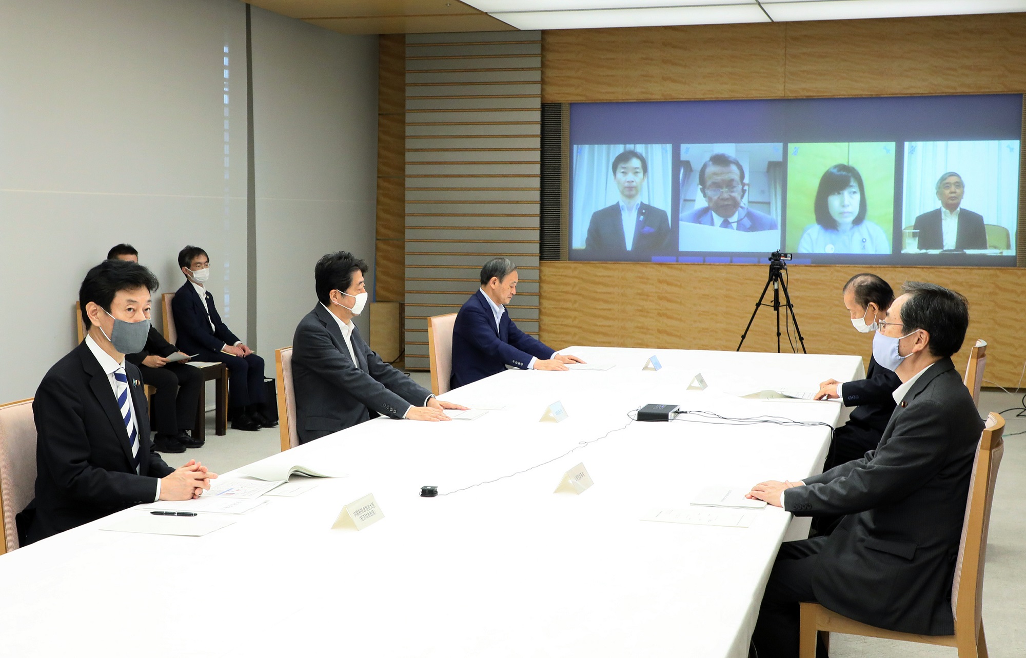 会議に臨む安倍総理２