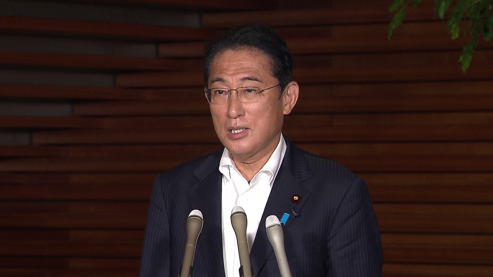 記者の質問に答える岸田総理 