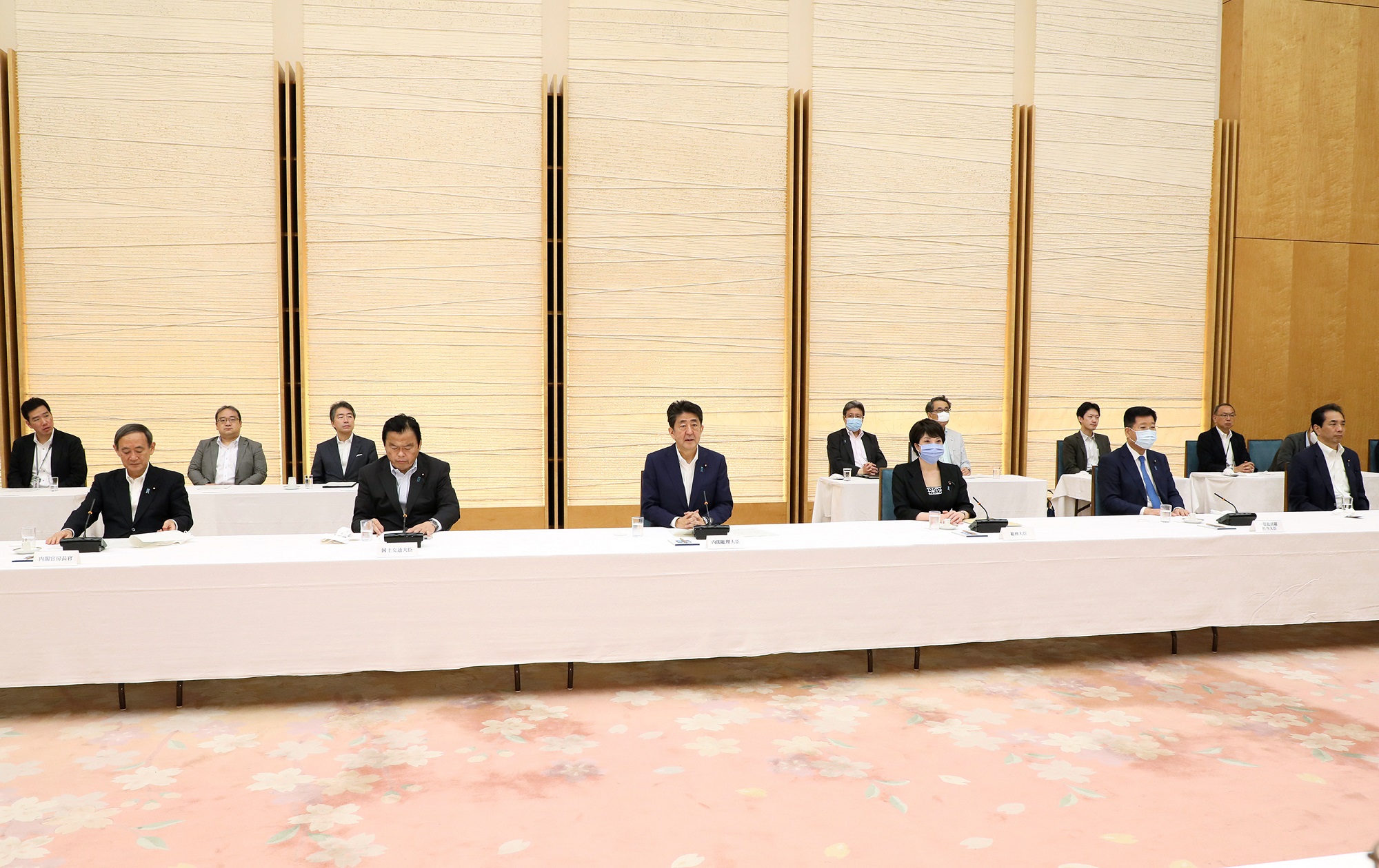 挨拶する安倍総理４