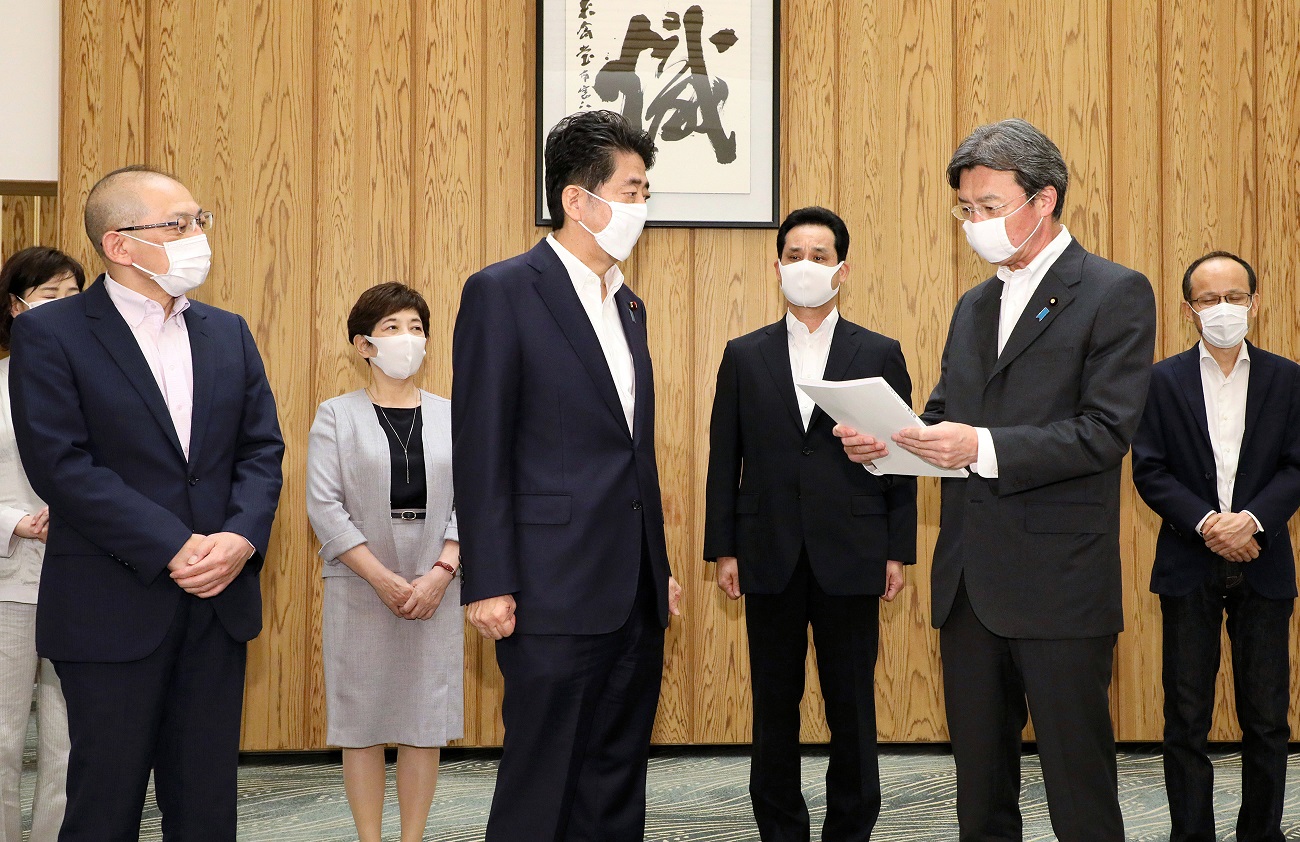 ふるさとづくり事例集を受け取る安倍総理２